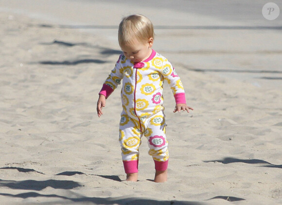 Pink va acheter des fleurs pendant que sa petite Willow joue dans le sable à Los Angeles, le 9 août 2012