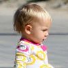 Pink va acheter des fleurs pendant que sa petite Willow, un an, joue seule dans le sable à Los Angeles, le 9 août 2012