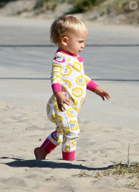 Pink va acheter des fleurs pendant que sa petite Willow, un an, joue seule dans le sable à Los Angeles, le 9 août 2012