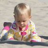 Pink va acheter des fleurs pendant que sa petite Willow joue dans le sable à Los Angeles, le 9 août 2012 - Willow s'amuse comme une folle