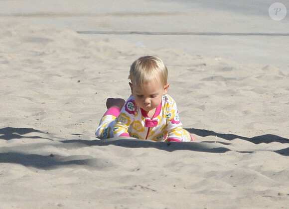 Pink va acheter des fleurs pendant que sa petite Willow joue dans le sable à Los Angeles, le 9 août 2012 - Willow s'amuse comme une folle