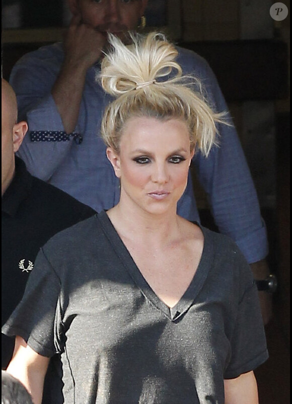 Britney Spears quitte un shooting photo à Long Beach, en Californie, le vendredi 10 août 2012.