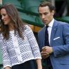 James Middleton avec sa soeur Pippa à Wimbledon, dans la 'royal box' du All England, le 28 juin 2012. En août, la presse anglaise révèle son idylle naissante avec une certaine Alejandra Welsh Pena.