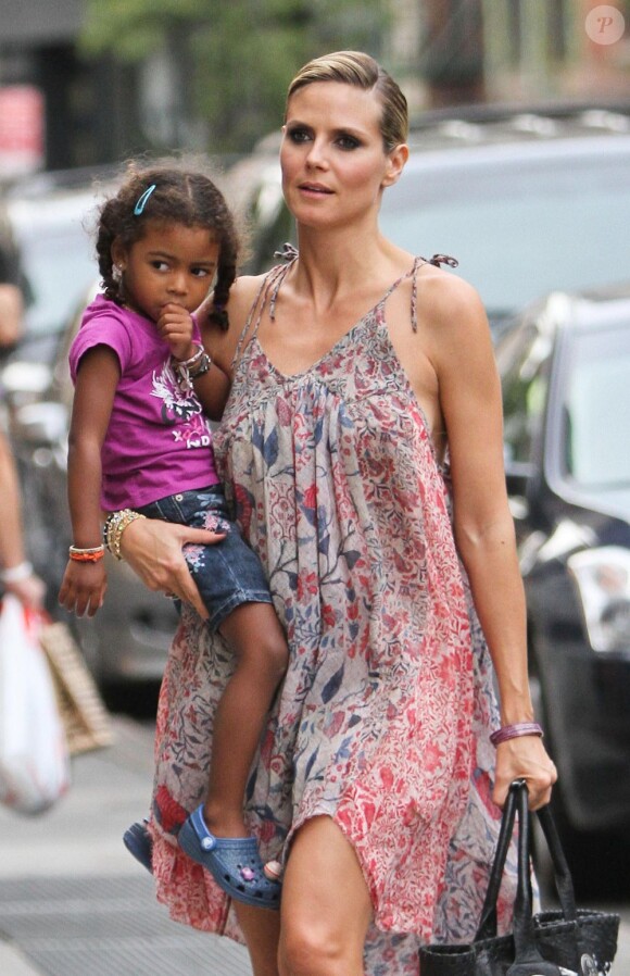 Exclu - Heidi Klum et sa fille Lou rentrent dans leur appartement dans le quartier de SoHo. New York, le 11 août 2012.