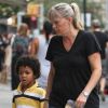 Le petit Johan main dans la main avec sa grand-mère Erna Klum. New York, le 12 août 2012.