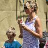 Heidi Klum en salopette et sandales, déguste une glace avec sa fille Leni, huit ans. New York, le 12 août 2012.