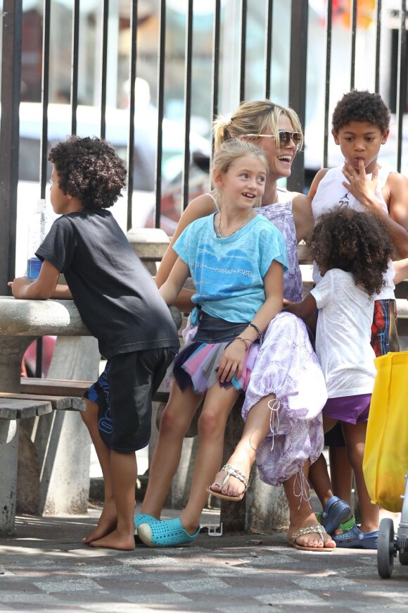 Heidi Klum souriante et entourée de ses quatre enfants dans un parc du quartier de Nolita, à Manhattan. New York, le 12 août 2012.