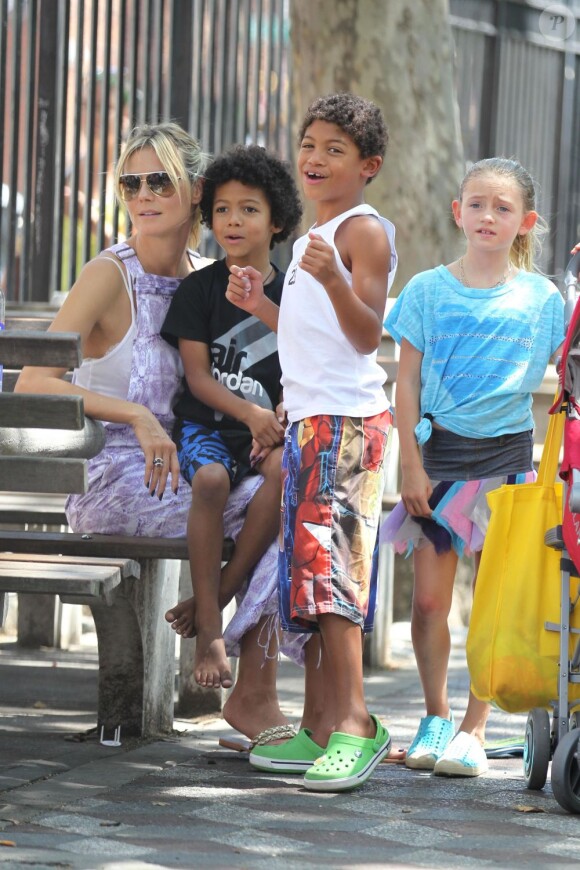 Heidi Klum, ses fils Johan et Henry et son aînée Leni durant leur après-midi dans un parc du quartier de Nolita, à Manhattan. New York, le 12 août 2012.