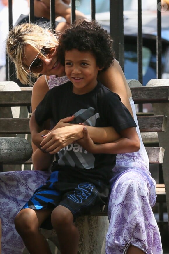 Heidi Klum, câline avec son fils Johan à New York. Le 12 août 2012.