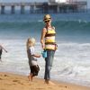 Maternelle, Gwen Stefani sur la plage de New Port Beach avec ses fils le 11 août 2012
