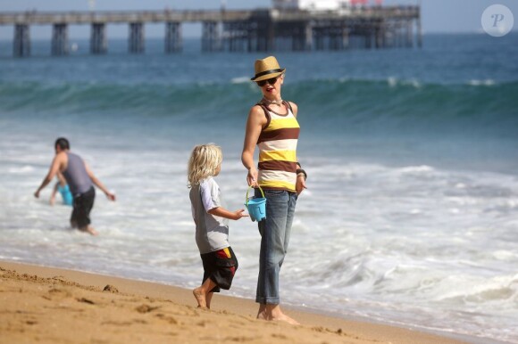 Maternelle, Gwen Stefani sur la plage de New Port Beach avec ses fils le 11 août 2012