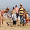 En famille, Gwen Stefani sur la plage de New Port Beach le 11 août 2012