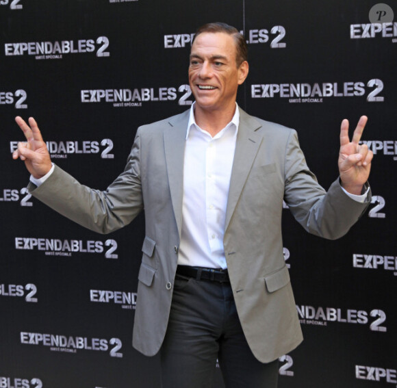 Jean-Claude Van Damme pose pour le film Expendables 2 à Paris le 10 août 2012