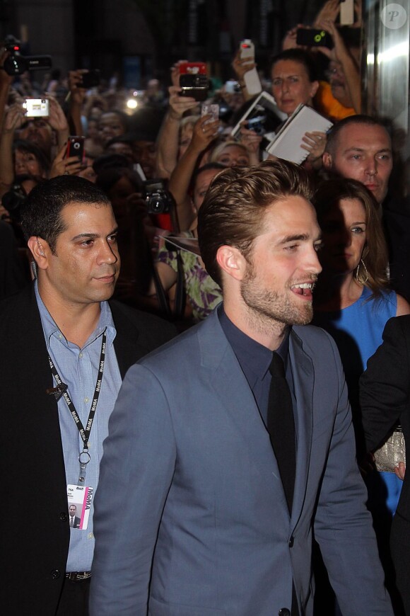 Robert Pattinson à l'avant-première du film Cosmopolis à New York, le 13 août 2012. Les fans étaient forcément hystériques.