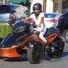 Jada Pinkett Smith chevauche son imposante moto à trois roues, à Calabasas le 12 août 2012