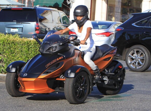 Jada Pinkett Smith chevauche son imposante moto à trois roues, à Calabasas le 12 août 2012