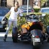 En vraie bikeuse, Jada Pinkett Smith chevauche son imposante moto à trois roues, à Calabasas le 12 août 2012