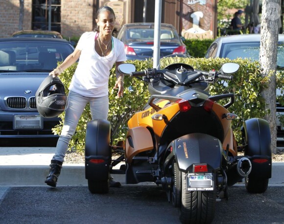En vraie bikeuse, Jada Pinkett Smith chevauche son imposante moto à trois roues, à Calabasas le 12 août 2012
