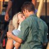 Josh Duhamel et Julianne Hough s'embrassent sur le tournage de Safe Haven à Wilmington, le 14 août 2012