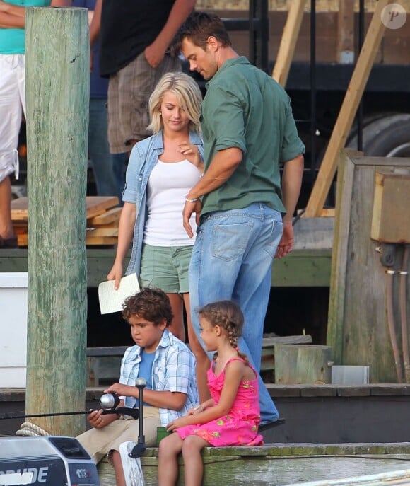Josh Duhamel et Julianne Hough s'embrassent sur le tournage de Safe Haven à Wilmington, le 14 août 2012