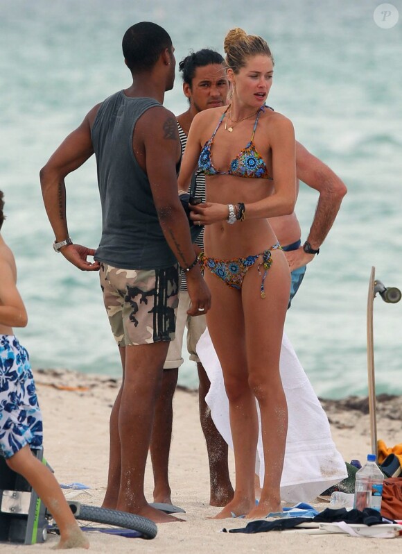 Doutzen Kroes à la plage avec son époux Sunnery James. Le 15 août 2012 à Miami