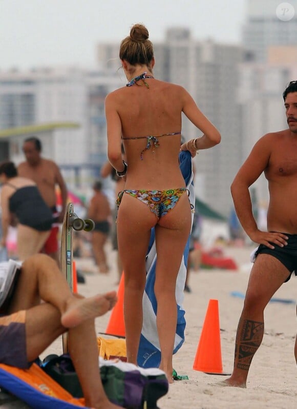 Doutzen Kroes dévoile sa jolie silhouette à la plage avec son époux Sunnery James. Le 15 août 2012 à Miami