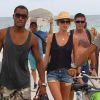 Doutzen Kroes et son mari Sunnery James rentrent d'une journée à la plage. Le 15 août 2012 à Miami