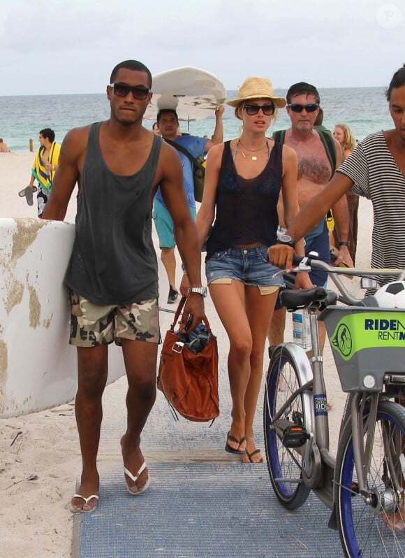 Doutzen Kroes et son mari Sunnery James rentrent d'une journée à la plage. Le 15 août 2012 à Miami