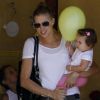 EXCLU : Victoria Prince porte sa petite fille Jordan à Studio City le 15 août 2012
