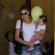  EXCLU : Victoria Prince porte sa petite fille Jordan à Studio City le 15 août 2012 