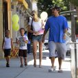 EXCLU : Kevin Federline, ses fils Sean et Jayden, ainsi que sa petite amie Victoria Prince et leur fille Jordan Kay sortent de chez le coiffeur à Studio City le 15 août 2012 