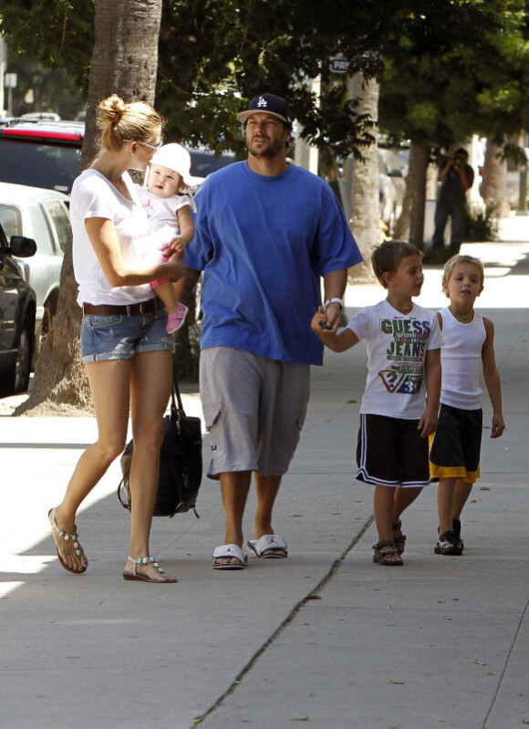 EXCLU : Kevin Federline, ses fils Sean et Jayden, ainsi que sa petite amie Victoria Prince et leur fille Jordan Kay sortent de chez le coiffeur à Studio City le 15 août 2012