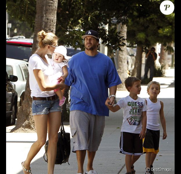 EXCLU : Kevin Federline, ses fils Sean et Jayden, ainsi que sa petite amie Victoria Prince et leur fille Jordan Kay sortent de chez le coiffeur à Studio City le 15 août 2012
