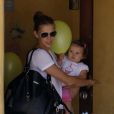  EXCLU : Victoria Prince porte sa petite fille Jordan à Studio City le 15 août 2012 