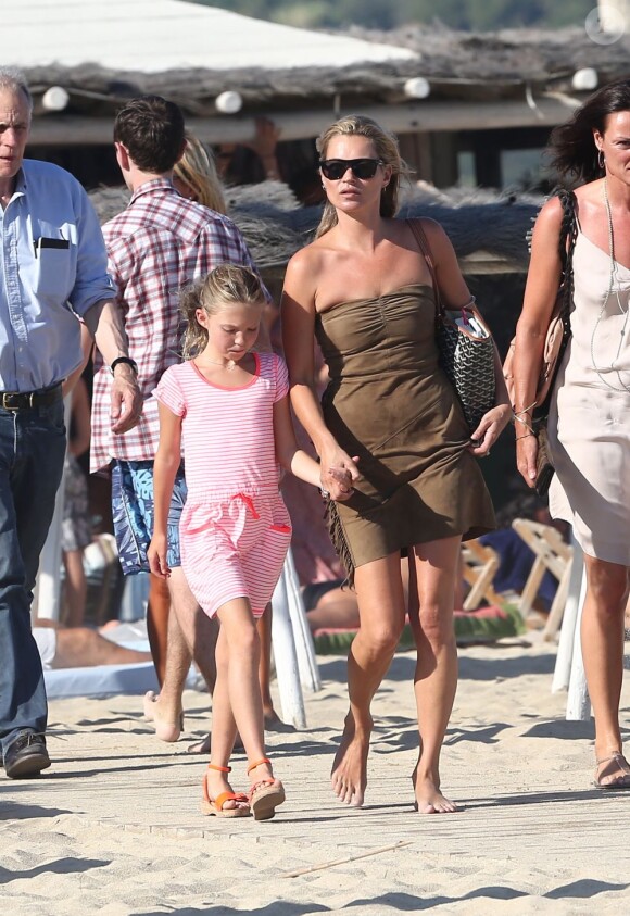 Kate Moss et sa fille Lila sur la plage du Club 55 à Saint-Tropez le 16 août 2012