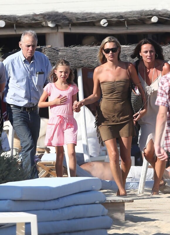 Belle journée pour Kate Moss et sa fille Lila sur la plage du Club 55 à Saint-Tropez le 16 août 2012