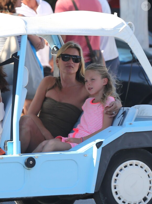 Kate Moss et sa fille Lila photographiées après une journée plage à Saint-Tropez le 16 août 2012