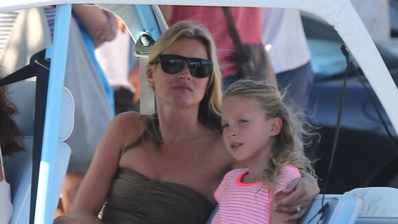 Kate Moss et sa fille défilent à Saint-Tropez et épatent un célèbre professeur
