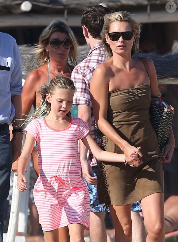 Kate Moss et sa fille Lila sur la plage du Club 55 à Saint-Tropez. Le duo a passé une belle après-midi dans l'eau. Le 16 août 2012