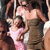 Kate Moss et sa fille Lila, déjà très grande et ravissante, aperçues sur la plage du Club 55 à Saint-Tropez le 16 août 2012