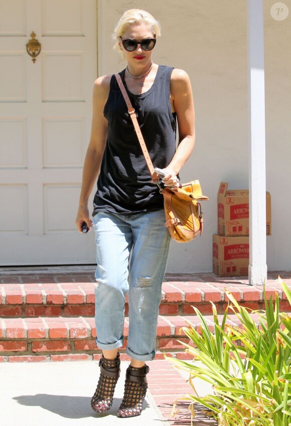 Gwen Stefani stylée à Studio City, porte un débardeur noir, un sac L.A.M.B., un jean et des bottines Givenchy. Le 10 août 2012.
