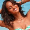 Gracie Carvalho, souriante et sexy pour Victoria's Secret Swim 2012, nous donne envie de plage et de soleil.