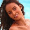 Gracie Carvalho arbore un superbe bikini zébré pour Victoria's Secret Swim 2012.