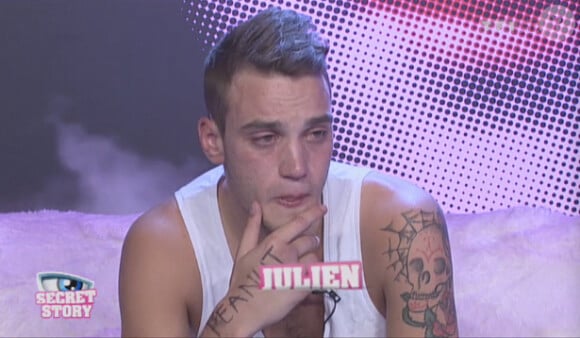 Julien ne peut contenir ses larmes à l'annonce du départ de Fanny (quotidienne Secret Story 6 - samedi 18 août 2012).
