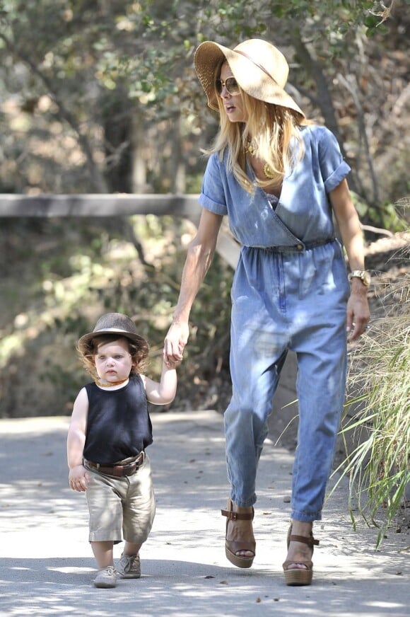Rachel Zoe et son fils Skyler profitent d'un moment en famille dans le Franklin Canyon Park à Beverly Hills. Le 18 août 2012.