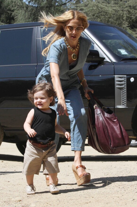 Le petit Skyler donne du fil à retordre à sa maman Rachel Zoe pendant leur balade au Franklin Canyon Park à Beverly Hills. Le 18 août 2012.