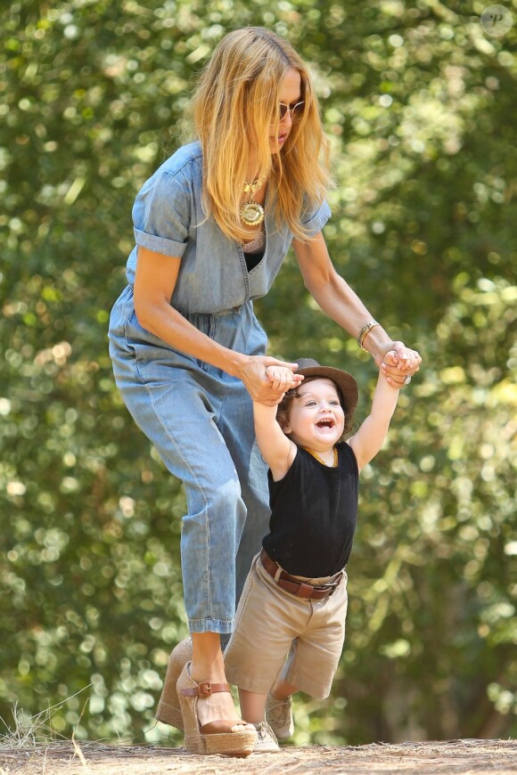 Rachel Zoe et son petit Skyler, tout souriant au Franklin Canyon Park à Beverly Hills. Le 18 août 2012.