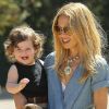 Rachel Zoe et son fils Skyler, tout sourire sous le soleil du Franklin Canyon Park à Beverly Hills. Le 18 août 2012.