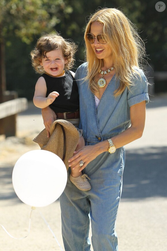 Rachel Zoe et son fils Skyler, tout sourire sous le soleil du Franklin Canyon Park à Beverly Hills. Le 18 août 2012.