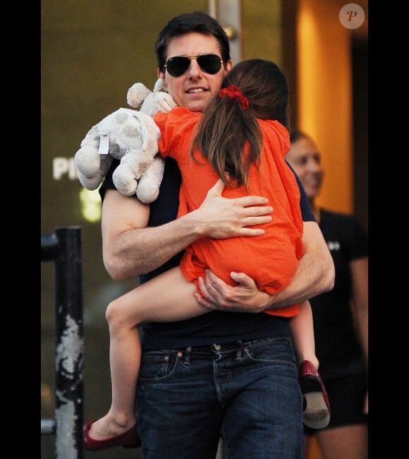 Suri Cruise dans les bras de son père Tom Cruise à New York le 17 juillet 2012